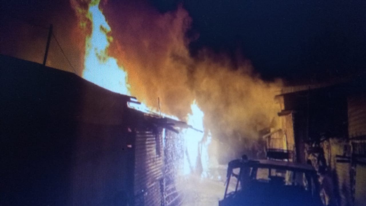 सुहागनगरी में काठ बाजार में भड़की आग, लाखों का हुआ नुकसान