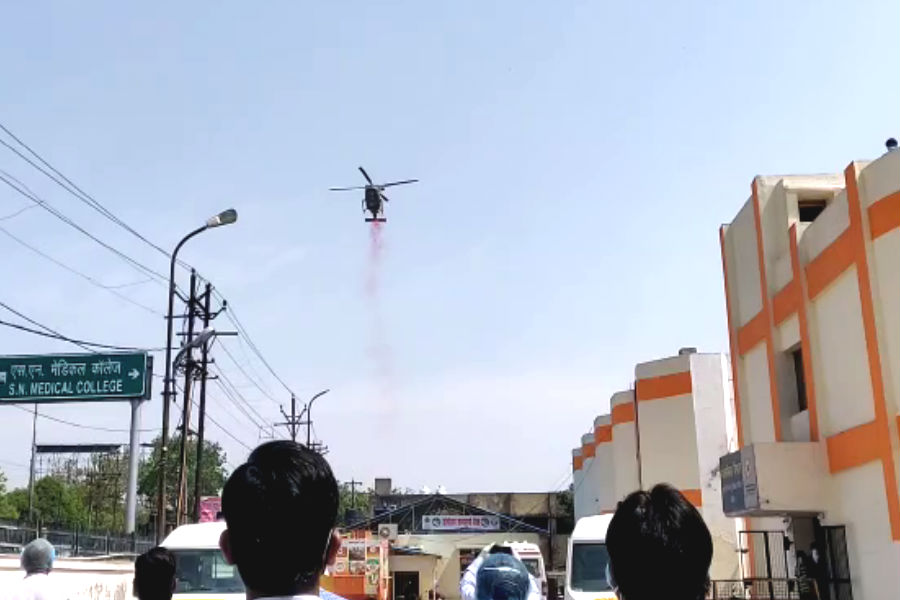 कोरोना योद्धाओं पर सेना के हेलीकॉप्टर से पुष्पवर्षा, देखें वीडियो
