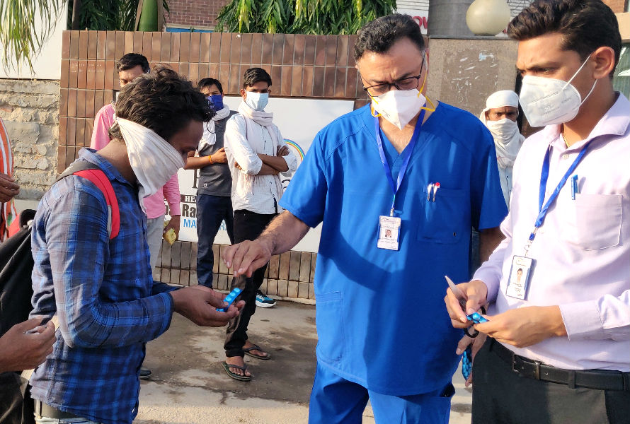Migrant Laborers के लिए सड़क पर उतरे चिकित्सक, दर्द की दवा देकर हौसला बढ़ाया