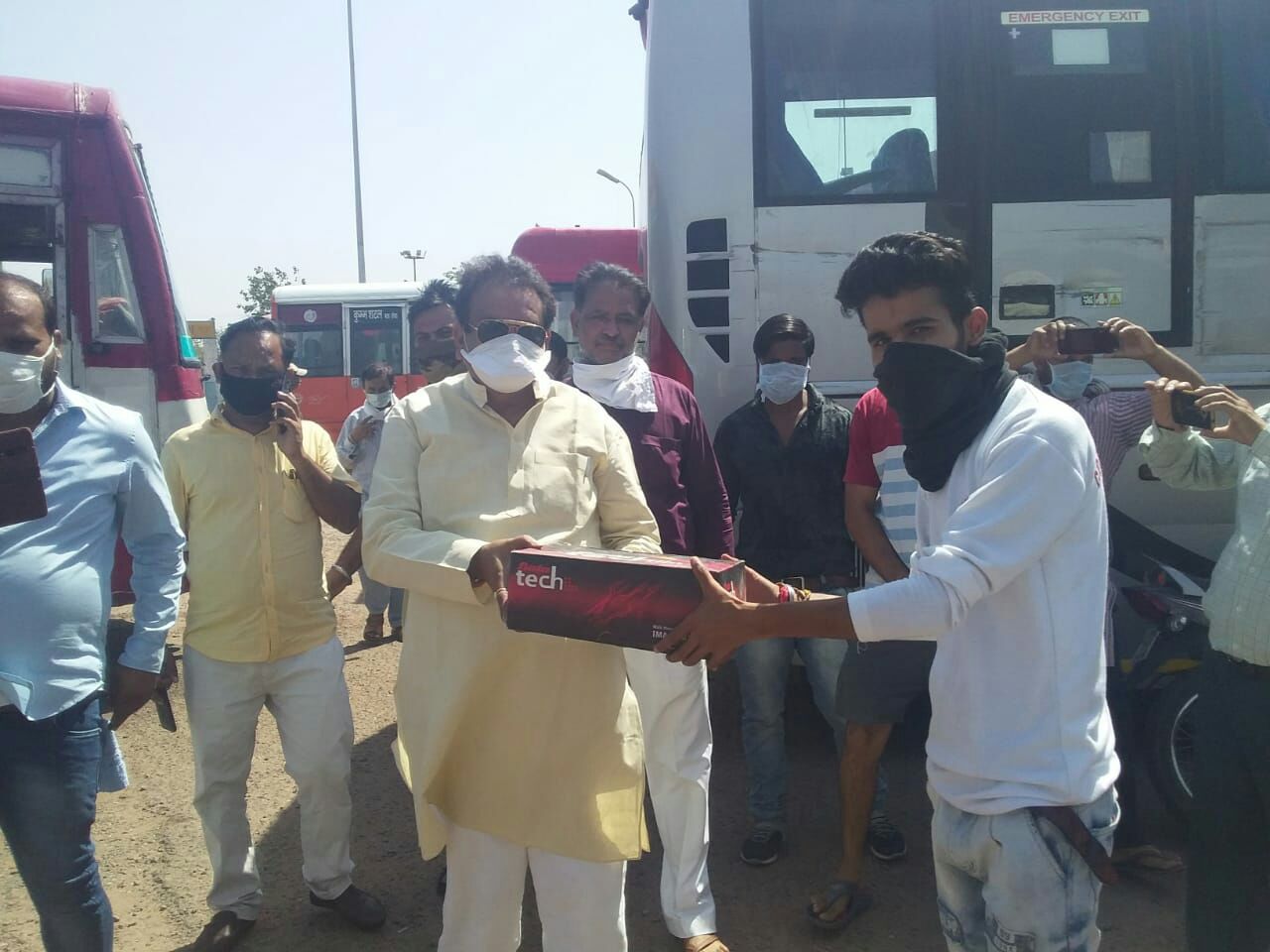 भाजपा सांसद ने प्रवासी मजदूरों को बांटे जूते-चप्पल और…