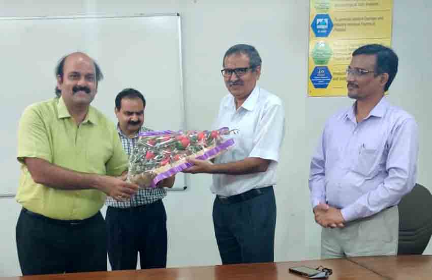 प्रो. एम.एस.गौर को शिक्षक दिवस पर सम्मानित किया गया