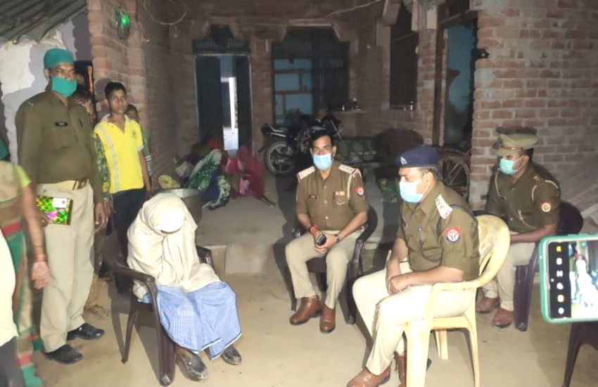 कानपुर के बिकरू कांड में शहीद सिपाही के घर दीवाली मनाने पहुंचे पुलिस अधिकारी