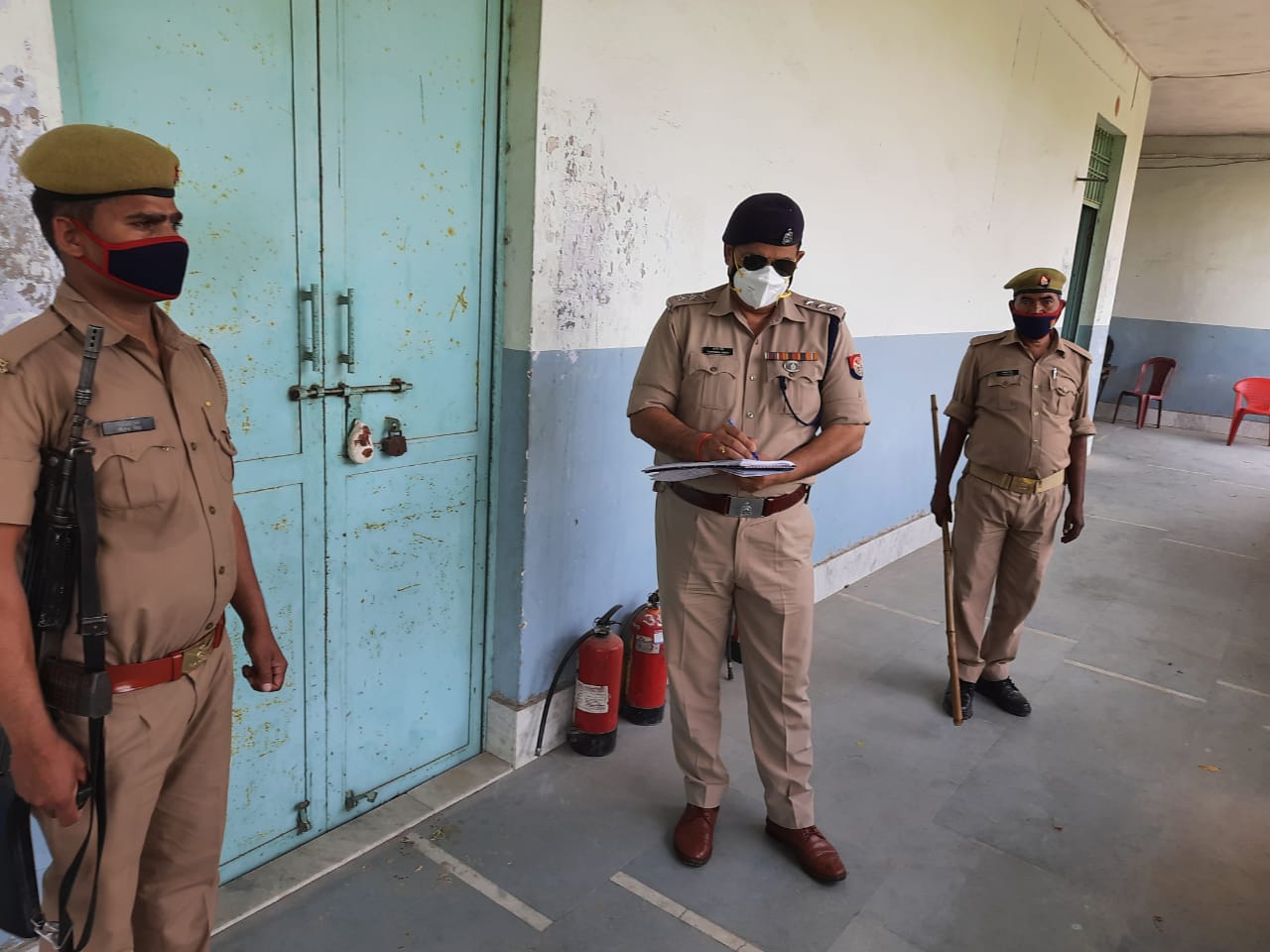 CO सिकंदराराऊ ने स्ट्रांग रूम की सुरक्षा में लगे पुलिस कर्मियों को किया चेक, मुस्तैदी से ड्यूटी करने के दिये निर्देश