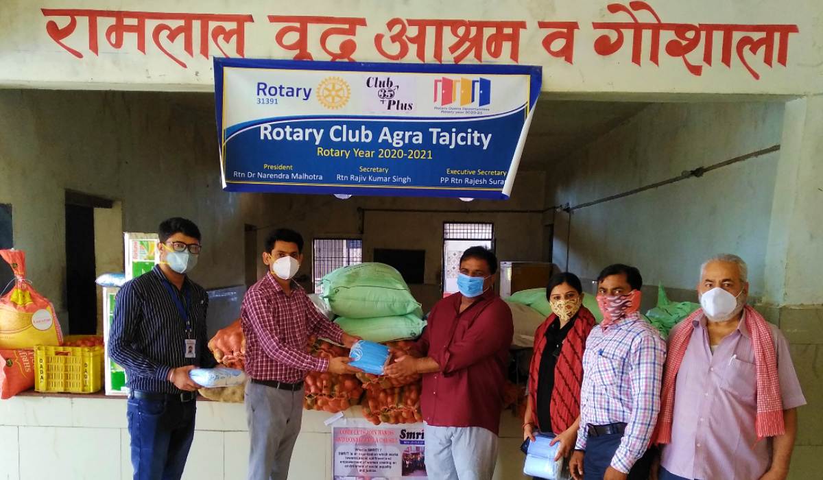 रोटरी क्लब ने रामलाल आश्रम को दिया खाद्यान्न और गाय का चारा