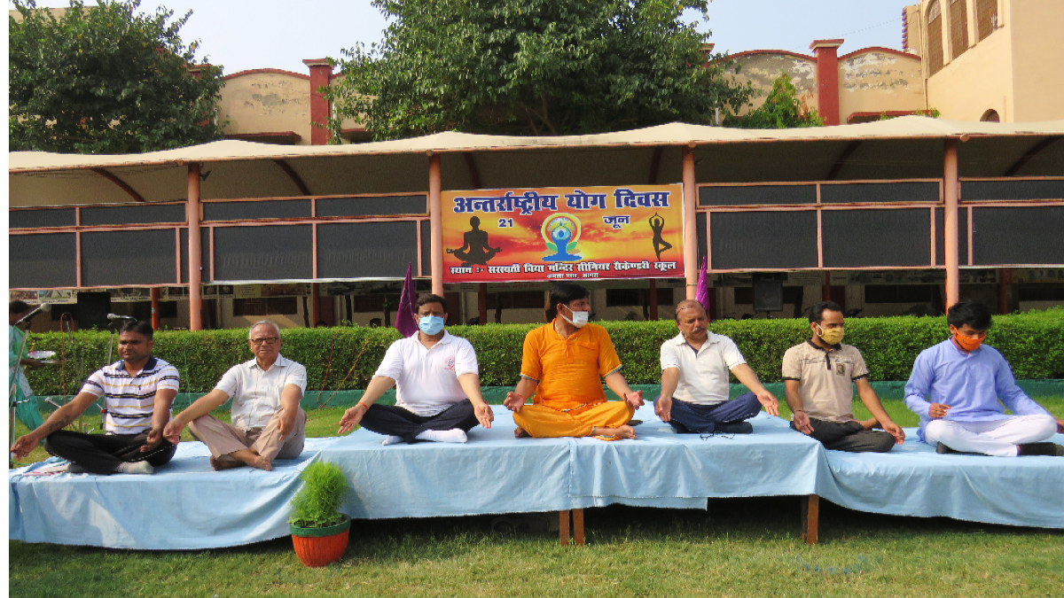 सरस्वती विद्या मंदिर में अंतरराष्ट्रीय योग दिवस को मिली दिव्यता, देखें तस्वीरें