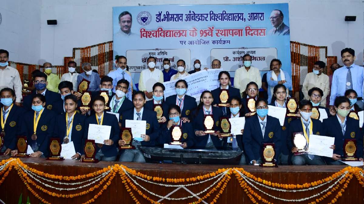 जिन विद्यार्थियों ने Agra University को गौरव दिलाया, उन्होंने स्थापना दिवस पर सम्मान पाया, देखें पूरी सूची