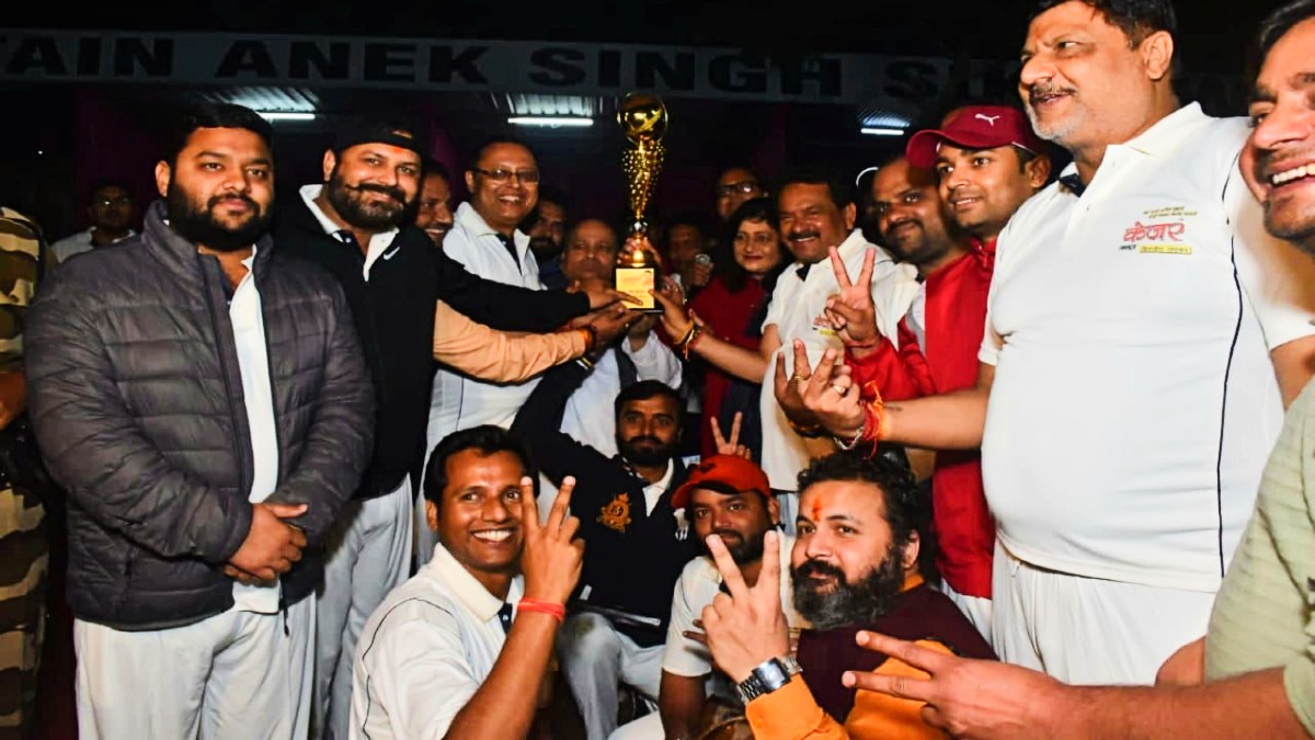 सांसद इलेवन ने जीता क्रिकेट मैच, रामप्रताप चौहान ने की कमेंट्री, मधु बघेल ने प्रो. एसपी सिंह बघेल को दी ट्रॉफी