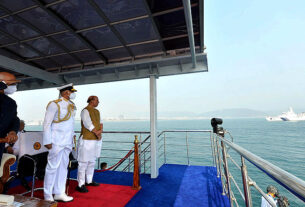 आजादी का अमृत महोत्सव: आंध्र प्रदेश के विशाखापत्तनम में राष्ट्रपति ने की भारतीय नौसेना के फ्लीट की समीक्षा, 21 तोपों की सलामी दी गई