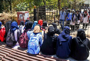 कर्नाटक: हिजाब विवाद पर कोर्ट की भी तौहीन कर रही हैं कुछ छात्राएं
