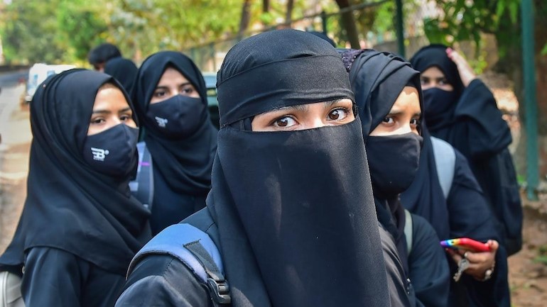 कर्नाटक: हिजाब पहनकर एग्जाम देने पहुंचीं 2 छात्राएं, कॉलेज प्रशासन ने नहीं दी एंट्री