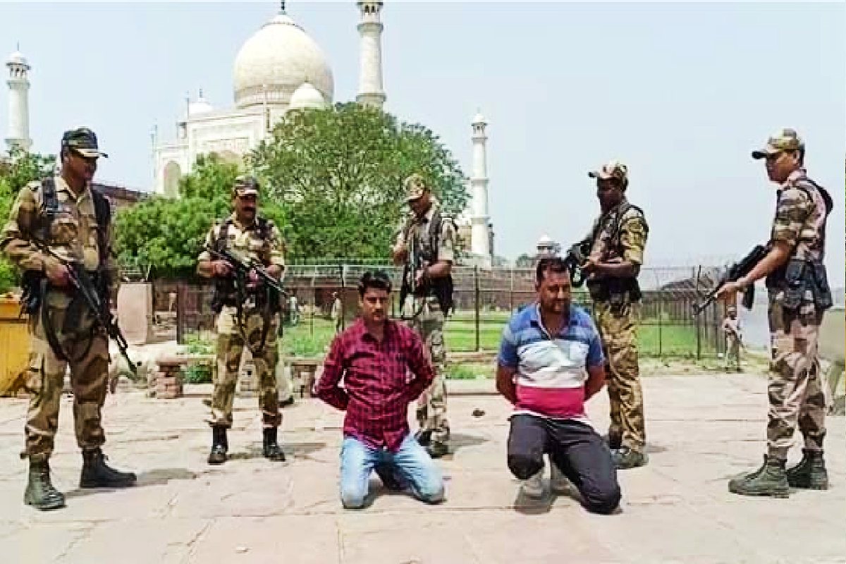 ताजमहल के दशहरा घाट पर हथियारों से लैस सीआईएसफ और पुलिस फोर्स को देख सहमे लोग