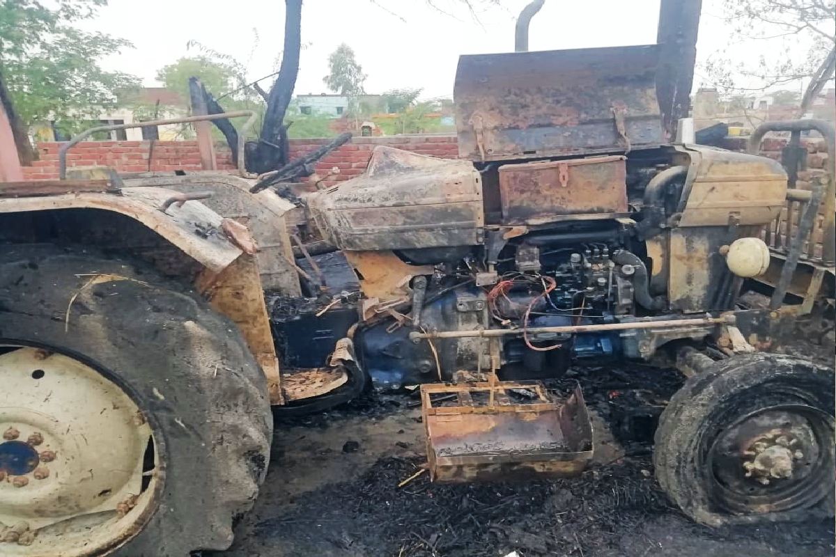 किसान के प्लाट में अज्ञात कारणों से लगी आग, लाखों रुपयों का सामान जलकर राख