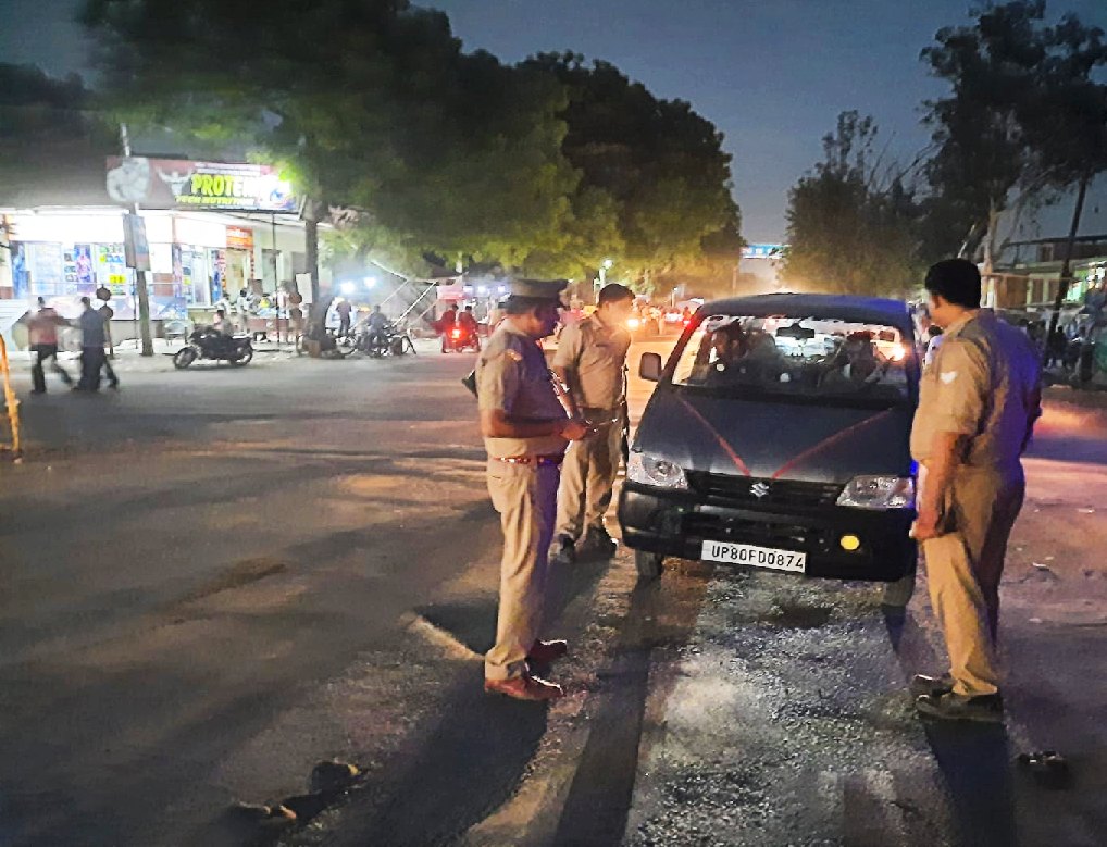 डग्गेमार वाहनों को सीज करती मलपुरा पुलिस