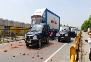 Agra Breaking आगरा में अग्निपथ योजना के विरोध में अभ्यार्थियों का जमकर हंगामा, नेशनल हाईवे जाम करने के बाद एस ओ की गाड़ी में की तोड़फोड़