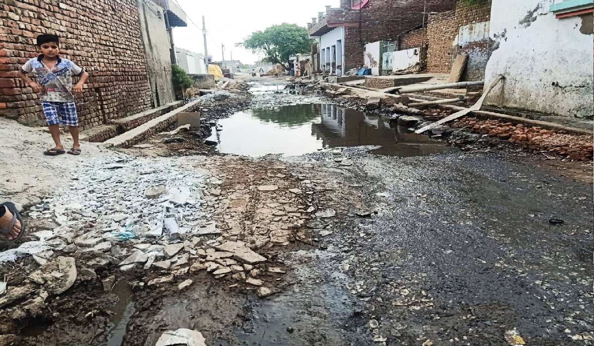 बिचपुरी के गांव में टूटी पड़ी सड़क में भरा बारिश का पानी