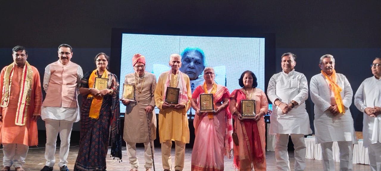 संस्कार भारती के कार्यक्रम में यूपी के संस्कृति मंत्री की घोषणाः आजादी की शताब्दी तक विश्व गुरु बन जाएगा भारत, 75 कला साधकों का सम्मान, राज्यपाल ने वर्चुअली आशीर्वाद दिया