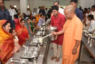 जन्माष्टमी पर वृंदावन में अन्नपूर्णा रसोई शुरू, मुख्यमंत्री योगी आदित्यनाथ ने श्रद्धालुओं को भोजन परोसा