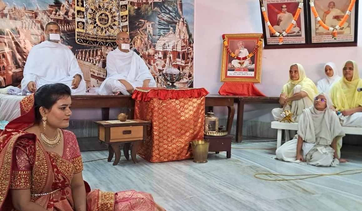 जैन मुनि डॉ. मणिभद्र महाराज प्रवचन करते हुए।