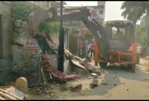 नारायण विहार के गेट तोड़े, नगर निगम पर मनमानी का आरोप, देखें वीडियो
