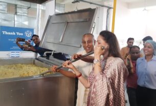 हेमा मालिनी ने बरसाना में अक्षय पात्र की सामुदायिक रसोई में भोजन बनाया और परोसा भी