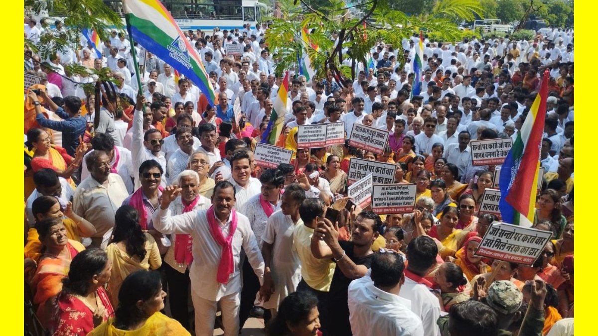 कर्नाटक में जैन मुनि की हत्या के विरोध में आगरा का जैन समाज सड़क पर