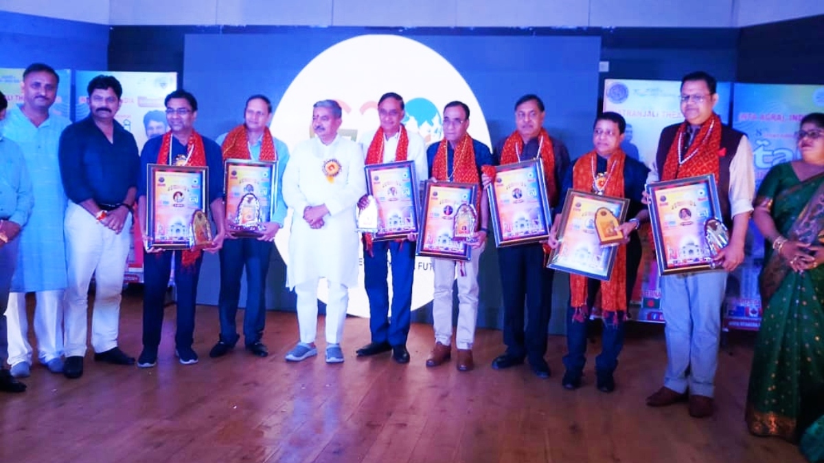 RSS के बृज प्रांत प्रचारक डॉ. हरीश रौतेला ने 7 चिकित्सकों को दिया ‘जीवन रक्षक अवॉर्ड’, बच्चों को कला साधना से जोड़ने का आह्वान