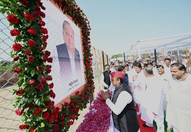 Mulayam Singh Yadav 1st Death Anniversary : पिता को याद करते हुए अखिलेश ने लिखा- जो बसते हैं दिल में लोगों के,वो जाकर भी कहीं न जाते