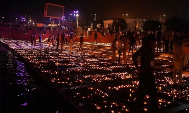 Deepotsav in Ayodhya: अयोध्या में फिर बना रिकॉर्ड, एक साथ जले 22.23 लाख दीये, बना विश्व रिकॉर्ड