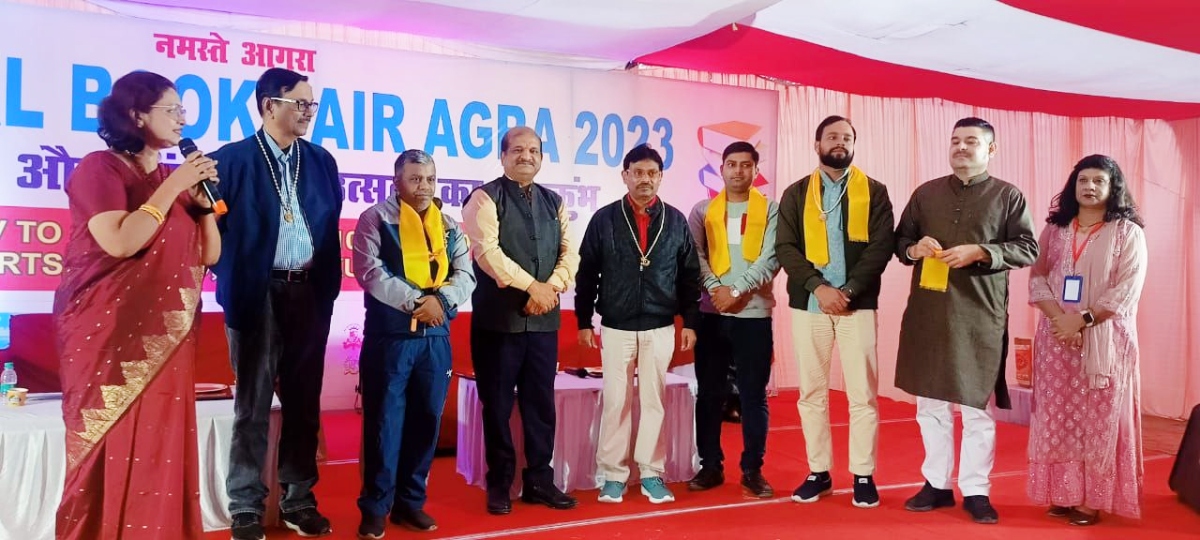 National Book Fair Agra 2023 सभ्य समाज में हर बड़ा व्यक्ति पुस्तक पढ़कर ही बना हैः प्रो. सुगम आनंद