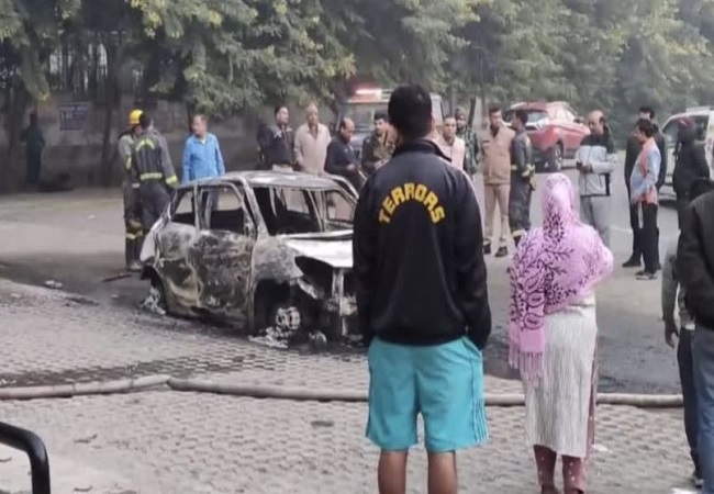 नोएडा में दिल दहला देने वाली घटना, चलती कार में लगी भीषण आग, दो लोगो की जिंदा जलकर मौत