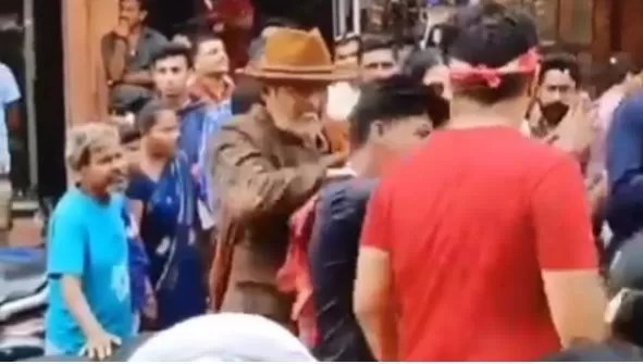 Viral video: फिल्म की शूटिंग के दौरान सेल्फी लेने पहुंचे फैंस को नाना पाटेकर ने जड़ा थप्पड़