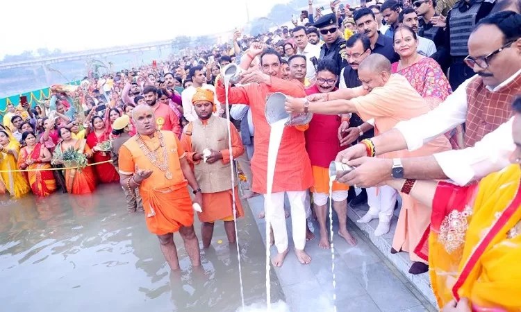 छठ पूजा में शामिल हुए सीएम योगी बोले-सबके ऊपर छठी मइया के किरपा बनल रहे…