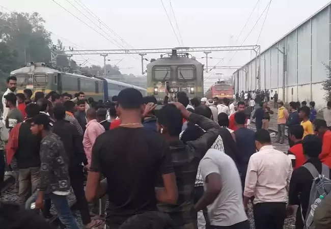 यूपी के बाराबंकी में ड्यूटी टाइम खत्म हो गया है, कह कर ट्रेन को स्टेशन पर छोड़कर चलता बना ड्राईवर, यात्री हुए परेशान