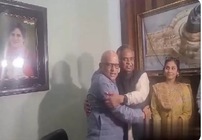 सपा के पूर्व सांसद रवि प्रकाश वर्मा ने साइकिल छोड़ थामा कांग्रेस का हाथ, प्रदेश अध्यक्ष अजय राय ने दिलाई पार्टी की सदस्यता