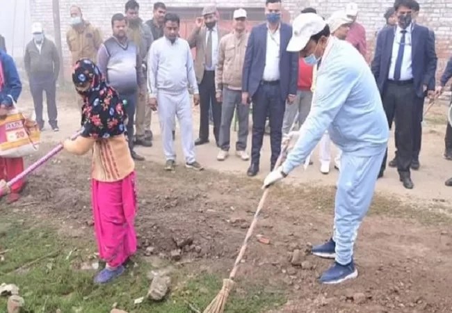Ayodhya: डिप्टी सीएम केशव प्रसाद मौर्या ने सड़कों पर लगाई झाड़ू, स्वच्छता का दिया संदेश