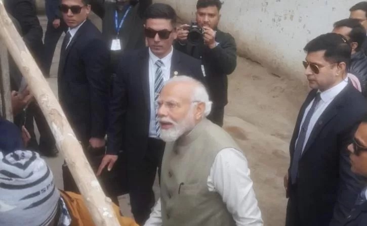 PM Modi Ayodhya Visit: निषाद परिवार के घर पहुंचे पीएम मोदी, प्राणा प्रतिष्ठा में आने का दिया न्योता