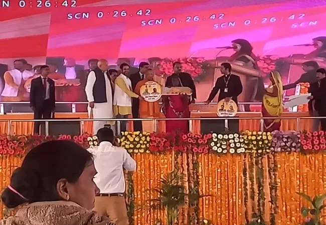 आजमगढ़ में सीएम योगी, बोले- 2047 में भारत को विकसित देश बनाने की मोदी की गारंटी है