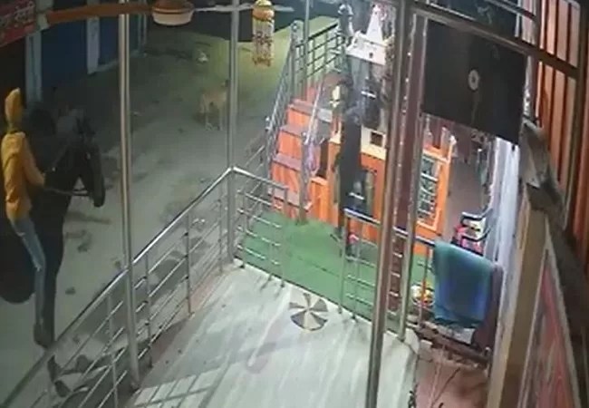 Viral Video: अनोखे अंदाज में घोड़े पर सवार होकर मंदिर का दानपात्र उड़ाने पहुंचे थे चोर, यह नायाब अंदाज सोशल मीडिया में हो रहा वायरल