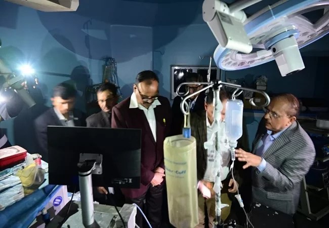 Lucknow News: पीजीआई हॉस्पिटल पहुंचे डिप्टी सीएम ब्रजेश पाठक, दुर्घटना स्थल का किया निरीक्षण