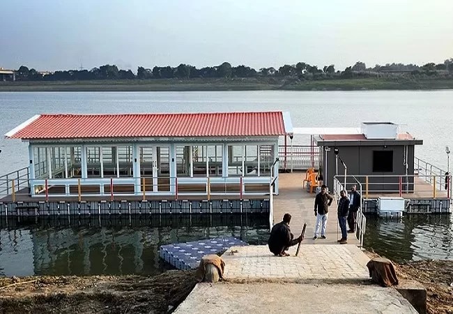 यमुना की लहरों पर सैलानियों को अब मिलेगा फाइव स्टार मेन्यू, यूपी का पहला फ्लोटिंग रेस्टोरेंट तैयार