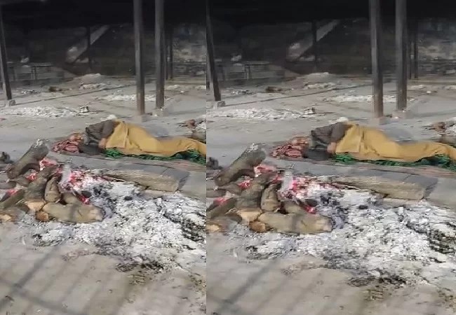 Viral Video: मुफलिसी और मजबूरी का खौफनाक दृश्य, ठंड से बचने के लिए जलती चिता के बगल में लेट गया बुजुर्ग