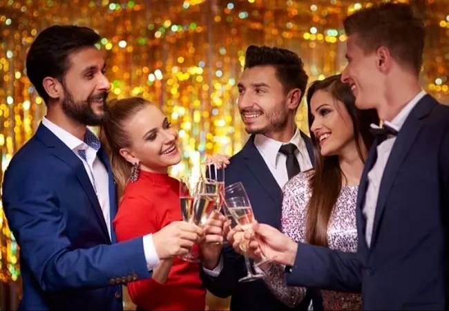 New Year Party : बिना लाइसेंस घर में करने जा रहे हैं शराब पार्टी तो हो जाएं सावधान, वरना खानी पड़ सकती है जेल की हवा