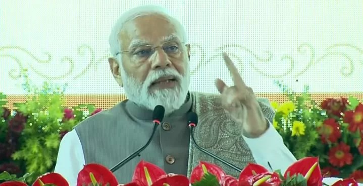 PM Modi in Varanasi: पीएम मोदी बोले-जब भारत विकसित हो जाएगा, तब हम हर मुसीबत से मुक्त हो जाएंगे।