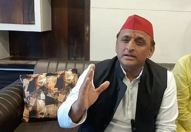 यूपी के रेलवे और मेट्रो स्टेशनों पर प्रीमियम ब्रांड शराब बेचने की अनुमति,अखिलेश , बोले-भाजपा के पास अर्थव्यवस्था के लिए यही रास्ता बचा