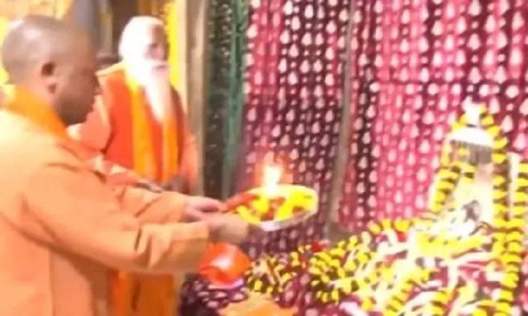 CM Yogi in Ayodhya: अयोध्या पहुंचे सीएम योगी आदित्यनाथ, हनुमानगढ़ी और रामलला के किए दर्शन-पूजन