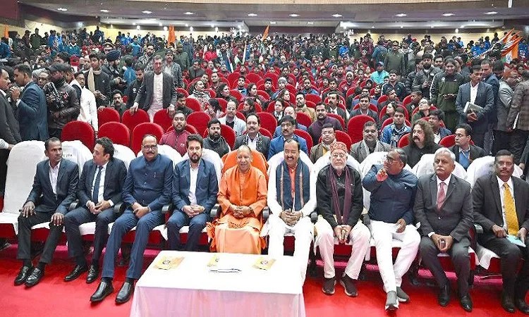 पहले पैसा देकर लोग नौकरी खरीदते थे, आज सरकार नौकरी दे रही है और पैसा भी दे रही: सीएम योगी