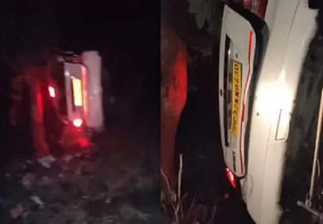 Lucknow Road Accident: तेज रफ्तार ट्रक ने कार में मारी टक्कर, दो की दर्दनाक मौत, तीन घायल