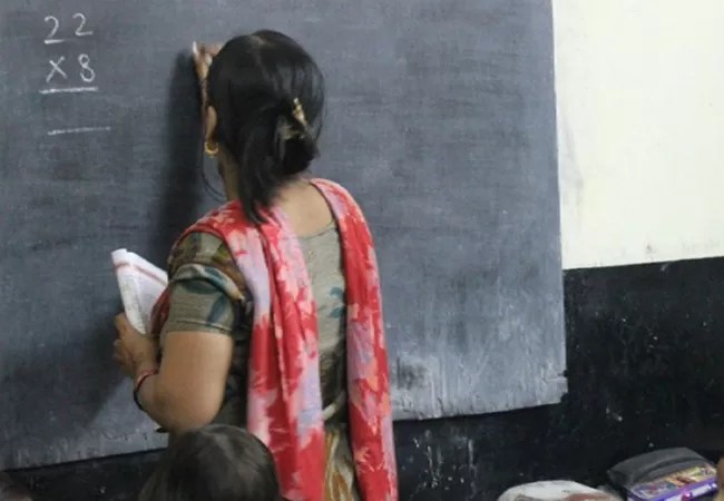 85 Teachers Dismissed : देवरिया में 85 शिक्षक बर्खास्त; सभी के खिलाफ एफआईआर दर्ज, वसूला जाएगा वेतन