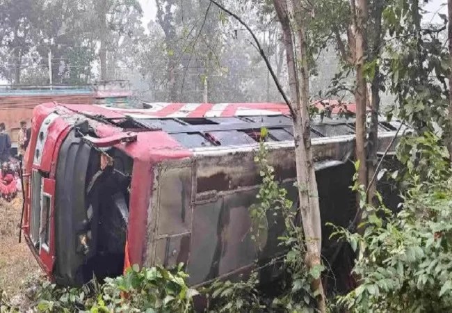 Road Accident: अयोध्या रामलला के दर्शन करने जा रही श्रद्धालुओं से भरी बस पलटी, एक दर्जन से अधिक लोग घायल