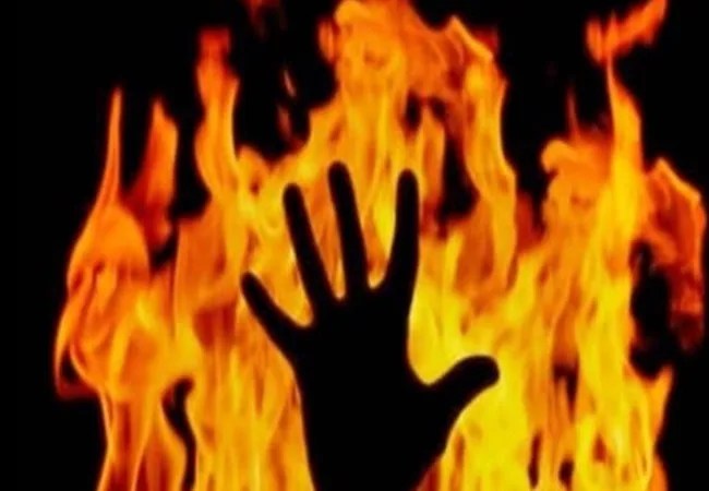 UP News: प्रधानमंत्री आवास की दूसरी किस्त न मिलने पर फरियादी ने किया आत्मदाह का प्रयास